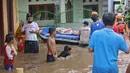 Relawan dan keluarga membawa jenazah warga lansia dengan perahu karet saat banjir di kawasan Cipinang Melayu, Jakarta Timur, Jumat (19/2/2021). Seorang nenek (80) meninggal di kediamannya, di lokasi banjir, di RW 04, kawasan tersebut karena sakit dan sudah lanjut usia. (Liputan6.com/Herman Zakharia)