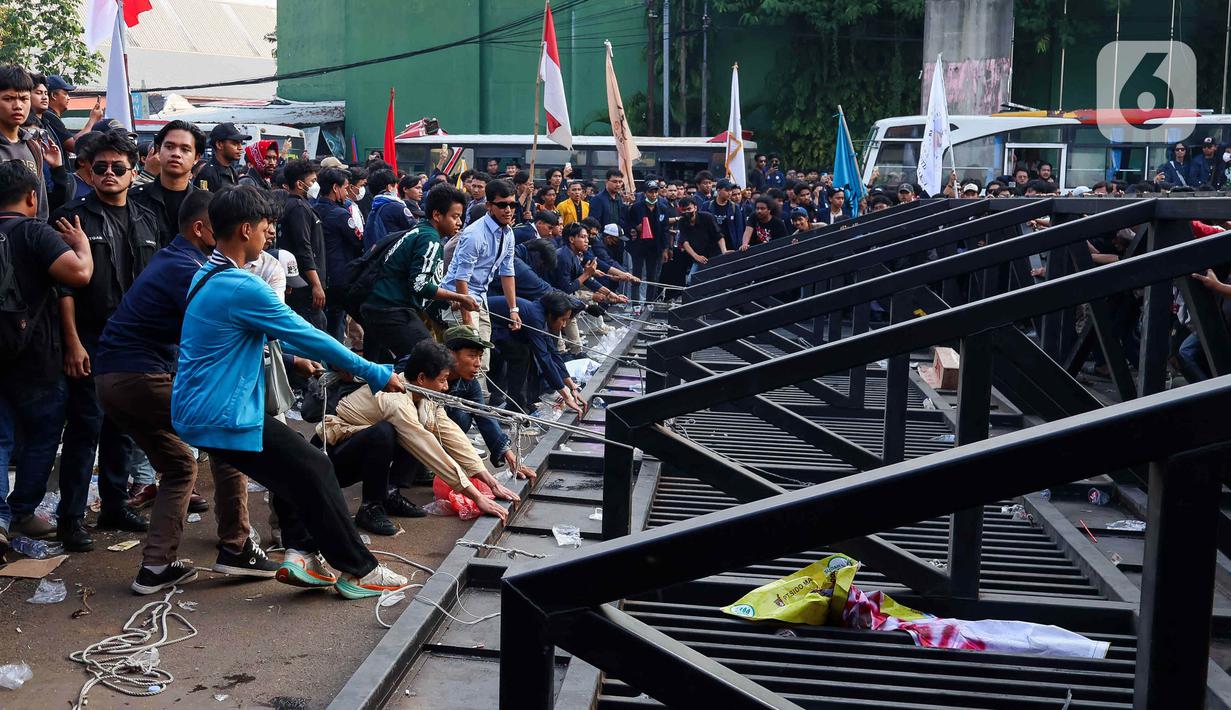 Aksi unjuk rasa dipicu setelah Dewan Perwakilan Rakyat (DPR) Republik Indonesia mencoba mengabaikan putusan Mahkamah Konstitusi terkait Undang-undang Pemilihan Kepala Daerah (UU Pilkada). (Liputan6.com/Herman Zakharia)