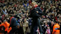 Pelatih Liverpool, Jurgen Klopp, merayakan gol yang dicetak Christian Benteke ke gawang Southampton dalam laga Liga Premier Inggris di Stadion Anfield, Liverpool, Minggu (26/10/2015). (Reuters/Phil Noble)