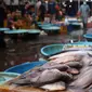 Suasana pasar ikan di Kamal Muara, Jakarta, Jumat (15/4/2022). Pasokan ikan dipastikan aman untuk kebutuhan selama Ramadhan 1443 Hijriah dan Hari Raya Idul Fitri, dengan perkiraan ketersediaan ikan tangkapan dan budidaya April dan Mei 2022 sebesar 2,99 juta ton. (Liputan6.com/Angga Yuniar)
