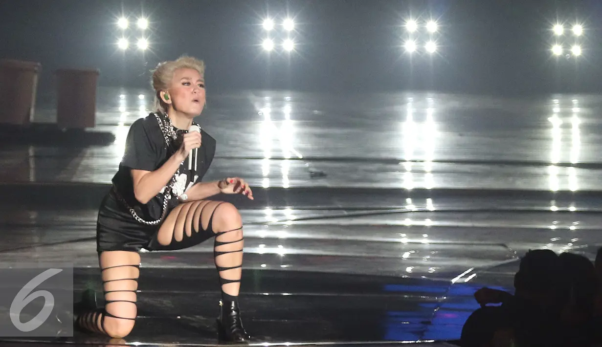 Totalitas Agnez Mo saat ikut meramaikan HUT 26 SCTV, Jakarta, Rabu (24/8). Celana unik Agnez membuat penampilannya semakin bersinar. (Liputan6.com/Herman Zakharia)