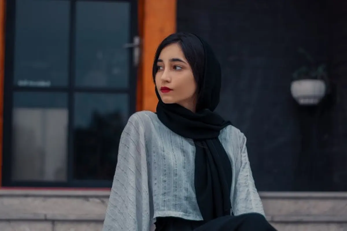 Ilustrasi Outer Kekinian Hijab 2025 (Credit: Kamyar Dehghan/Unsplash)