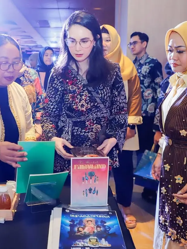 Batik Arumi Bachsin saat Hadiri Acara Cipta Karya di Surabaya