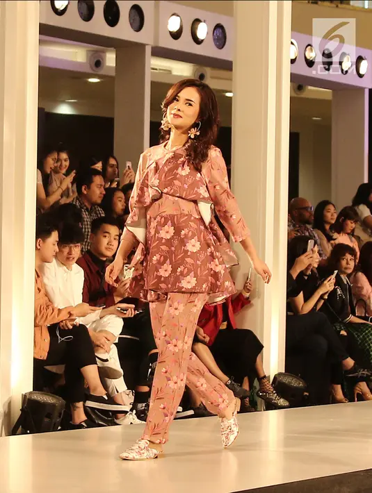 Aktris Astrid Tiar memperagakan busana karya perancang Tities Sapoetra dalam Fashion Nation 2018, Jakarta, Jumat (20/4/). (Liputan6.com/Herman Zakharia)