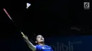 Tunggal putri Indonesia, Gregoria Mariska Tunjung mengembalikan kok ke pebulu tangkis Thailand, Ratchanok Intanon pada 16 besar Indonesia Open 2018 di Istora GBK, Jakarta, Kamis (5/7). Gregoria kalah 21-11, 17-21, 21-14. (Liputan6.com/Helmi Fithriansyah)