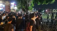 Mapolda DIY Digeruduk Massa Buntut Tewasnya Bocah di Maluku, Pagar Roboh dan Terdengar Letusan