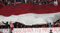 Suporter tim Garuda membentangkan bendera Merah Putih jelang menyaksikan laga Timnas Indonesia melawan Timor Leste pada penyisihan grup B Piala AFF 2018 di Stadion GBK, Jakarta, Selasa (13/11). Indonesia unggul 3-1. (Liputan6.com/Helmi Fithriansyah)