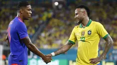 Striker Brasil, Neymar Jr, bersalaman dengan striker Kolombia, Orlando Berrio, usai laga persahabatan di Stadion Hard Rock, Florida, Jumat (6/9). Kedua negara bermain imbang 2-2. (AFP/Rhona Wise)