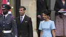 Perdana Menteri Inggris Rishi Sunak dan istrinya Akshata Murthy tiba di Westminster Abbey menjelang penobatan Raja Charles III dan Permaisuri Camilla di London, Sabtu, 6 Mei 2023. (AP Photo/Kin Cheung)