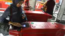Calon penumpang TransJakarta melakukan tapping (menempelkan) e-ticketing di koridor I Harmoni, Jakarta, (23/10/14). (Liputan6.com/Faizal Fanani)