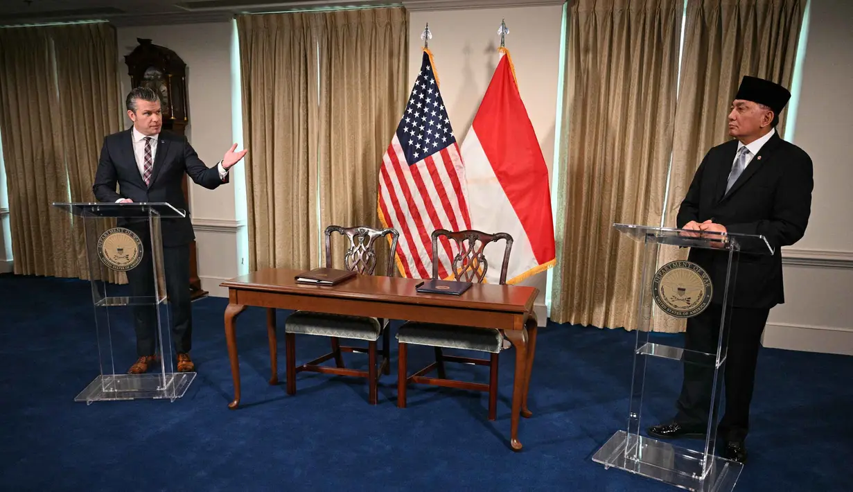 Kemitraan ini memiliki banyak aspek, mulai dari modernisasi militer hingga pendidikan profesional. Tampak dalam foto, Menteri Urusan Perang Amerika Serikat, Pete Hegseth (kiri) bersama Menteri Pertahanan Republik Indonesia, Sjafrie Sjamsoeddin, berbicara dalam konferensi pers di Pentagon, Washington, DC, pada 13 April 2026. (Jim Watson/AFP)