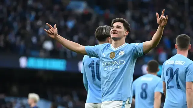 Julian Alvarez mencetak gol saat membela Manchester City