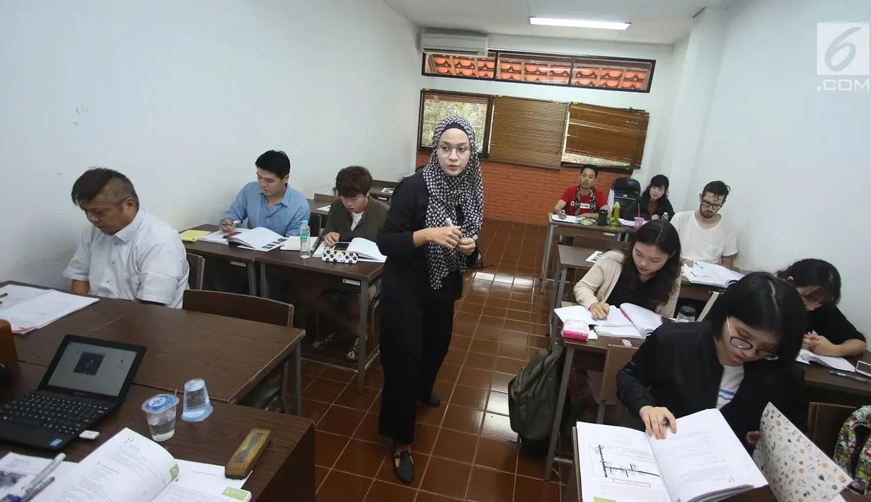 Mahasiswa asing belajar bahasa Indonesia di kampus Universitas Indonesia, Depok, Jawa Barat, Rabu (11/10). Mereka adalah mahasiswa yang mengikuti program Bahasa Indonesia untuk Penutur Asing (BIPA). (Liputan6.com/Immanuel Antonius)