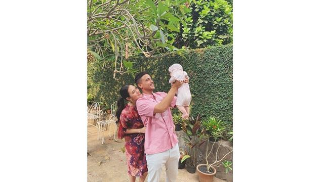 6 Potret Kebersamaan Raisa, Hamish dan Putrinya, Bikin Gemas