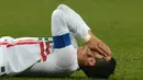 2. Cristiano Ronaldo menutup wajahnya karena kesakitan akibat terjatuh saat Portugal melawan Rusia pada laga Kualifikasi Piala Dunia 2014. (AFP/Kirill Kudryavtsev)