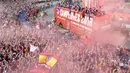 Warga Madrid tumpah ke jalan saat menyambut konvoi Atletico Madrid merayakan gelar Liga Europa di Madrid, Jumat (18/5/2018). Kota Madrid menjadi merah saat perayaan gelar juara Atletico. (AFP/Javier Soriano)