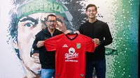 Kiper muda Indonesia, Satria Tama, resmi bergabung bersama Persebaya Surabaya untuk musim kompetisi 2021. (Dok. Persebaya)