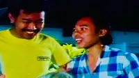 Potret kenangan Mat Solar bareng Indro di film Warkop DKI berjudul 'Dongkrak Antik' tahun 1982. (sumber: Instagram/indrowarkop_asli)