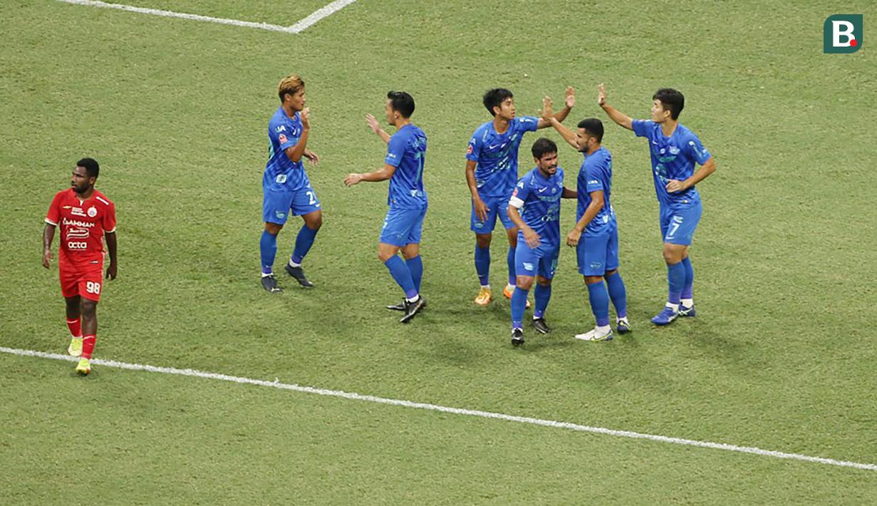 <p>Para pemain Chonburi FC merayakan gol ke gawang Persija Jakarta saat laga persahabatan antara Persija Jakarta menghadapi Chonburi FC dalam rangka Grand Launching Jakarta International Stadium (JIS), Minggu (24/7/2022). (Bola.com/M Iqbal Ichsan)</p>