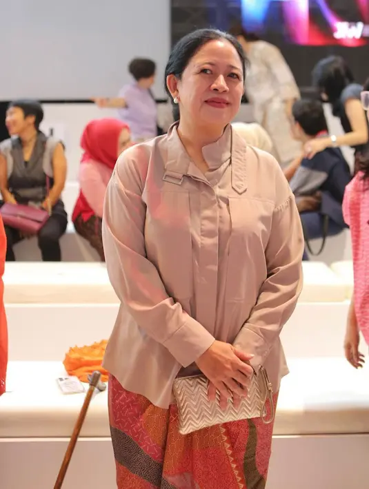 “Saya suka dan koleksi busana BINhouse karena Indonesia banget. Seringnya dipakai untuk acara resmi, meski bisa dipakai untuk acara lainnya,” tutur Puan kepada Fimela. [Daniel Kampua]