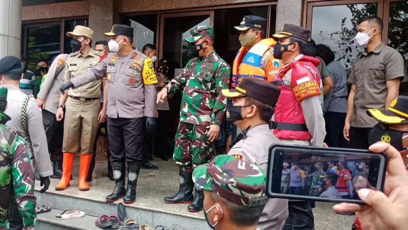 Kapolda Metro Jaya Irjen Pol Fadil Imran dan Pangdam Jaya Mayjen TNI Dudung Abdurachman meninjau posko pengungsian banjir.