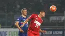 Striker Calcio Legend, Hernan Crespo, duel udara dengan bek Primavera Baretti , Tommy, pada laga persahabatan di SUGBK, Jakarta, Sabtu (21/5/2016). (Bola.com/Nicklas Hanoatubun)