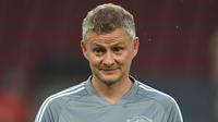 Pelatih Manchester United, Ole Gunnar Solskjaer, saat memimpin sesi latihan jelang laga Liga Europa di Stadion Rhein Energie, Cologne, Minggu (9/8/2020). Manchester United akan berhadapan dengan Copenhagen. (AFP/Sascha Steinbach)