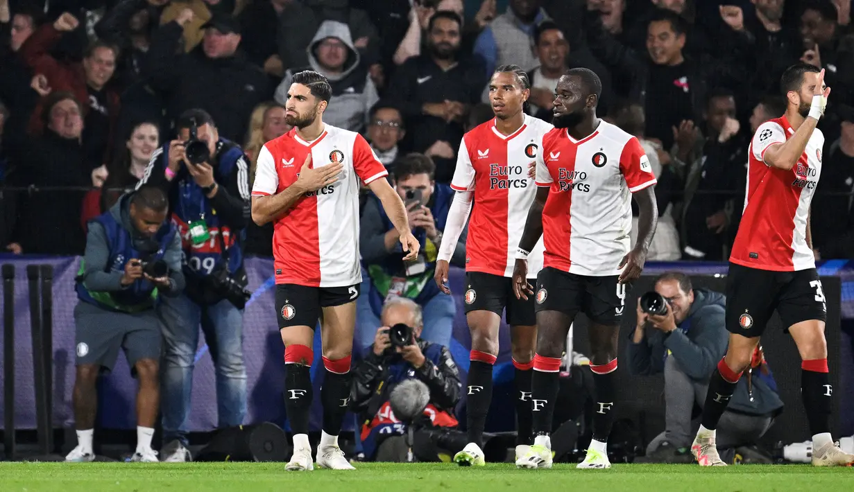 Alireza Jahanbakhsh (kiri) mencetak satu gol dalam laga debutnya di Liga Champions 2023/2024 bersama Feyenoord. Gol tersebut membawa Feyenoord menang 2-0 atas Glasgow Celtic dalam laga matchday pertama Grup E (19/9/2023). (AFP/John Thys)