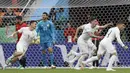 Para pemain Uruguay merayakan gol yang dicetak oleh Jose Gimenez ke gawang Mesir pada laga Piala Dunia di Stadion Ekaterinburg, Jumat (15/6/2018). Uruguay menang 1-0 atas Mesir. (AP/Mark Baker)
