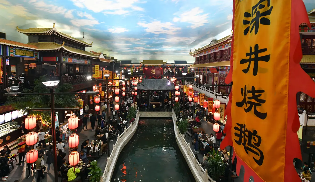 Para turis menikmati berbagai penganan khas lokal di objek wisata Kota Xiao Song di Kaifeng, Provinsi Henan, China pada 2 Oktober 2020. Masyarakat di seluruh China menikmati beragam makanan lezat selama libur Hari Nasional dan Festival Pertengahan Musim Gugur. (Xinhua/Li Jianan)