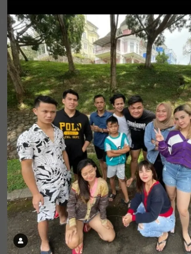 Potret Dinar Candy bersama adik laki-laki yang hilang setelah gempa Cianjur (Foto: Instagram tetenggiri)