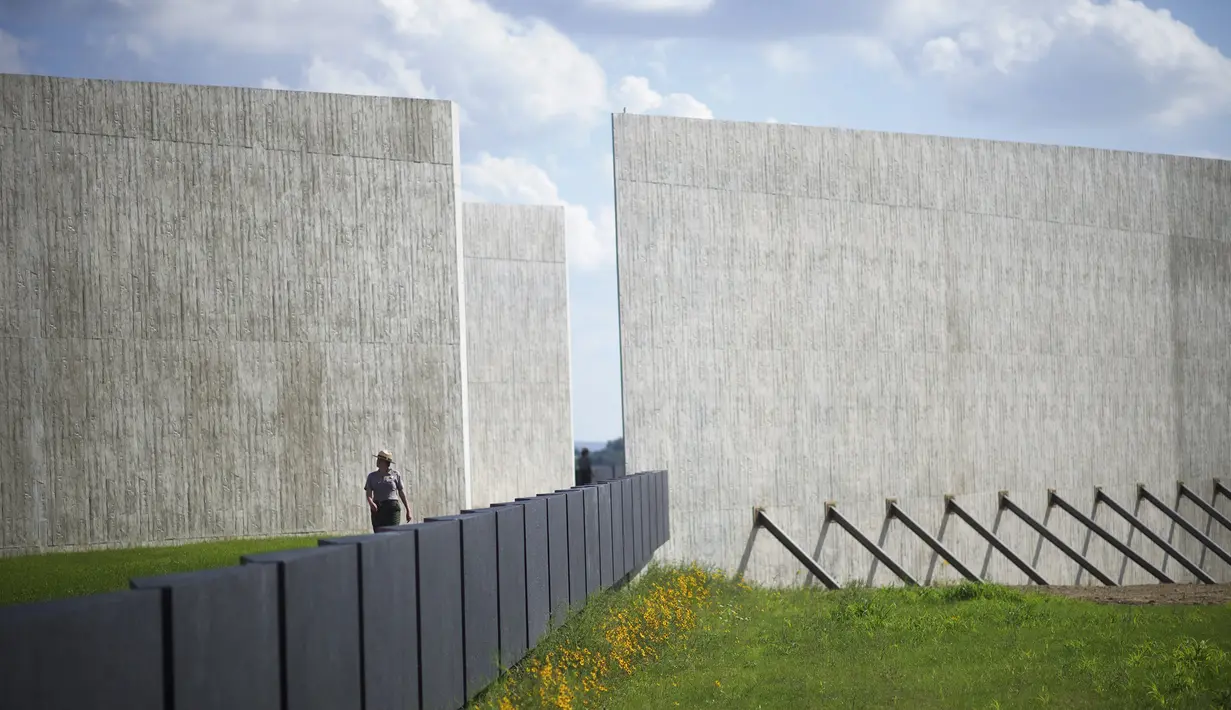 Petugas berjaga di Flight 93 National Memorial lokasi kecelakaan pesawat United Airlines 93 yang dibajak pada serangan 11 September, Shanksville, Pennsylvania, AS (9/9/2015). Monumen ini menghabiskan biaya US$ 50 juta. (REUTERS/Mark Makela)