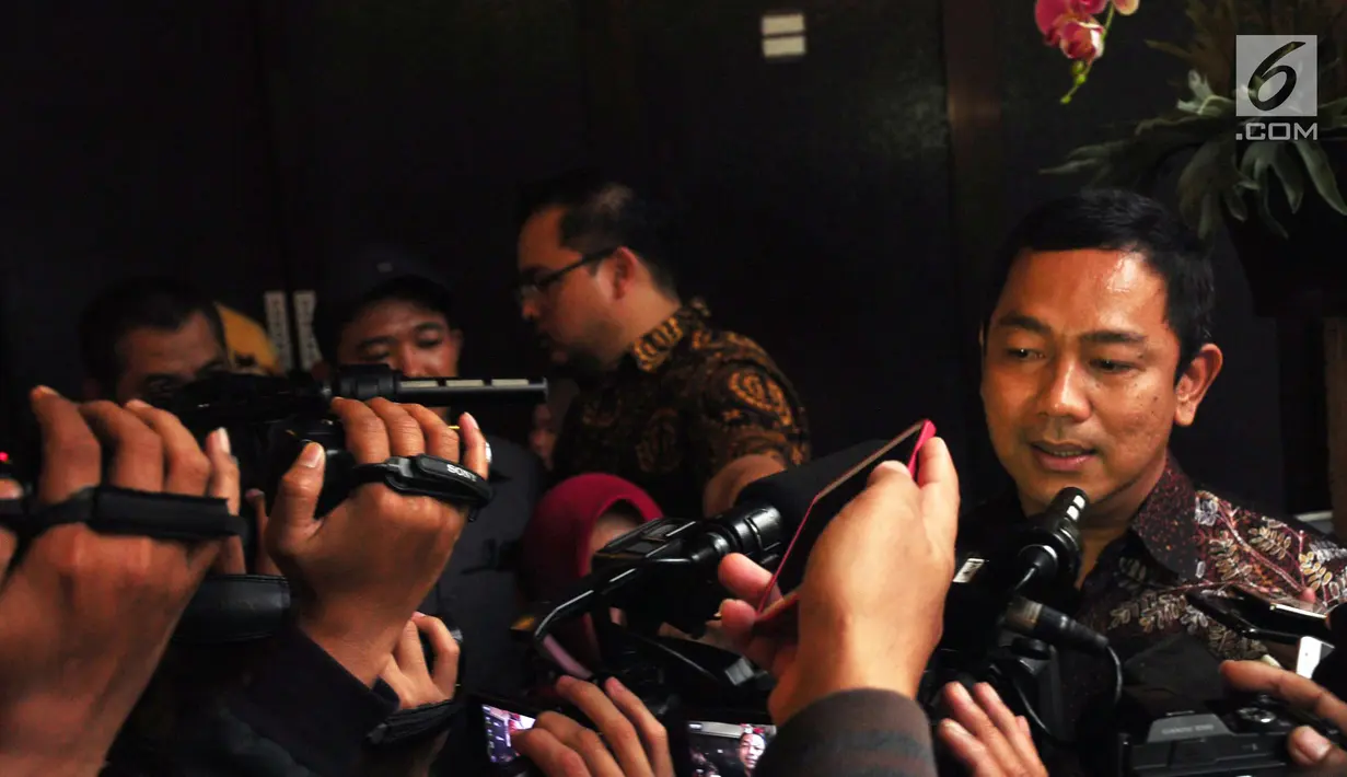 Wali Kota Semarang, Hendrar Prihadi memberi keterangan terkait jalan tol, Semarang (4/2). Hendrar senang pernyataannya direspon banyak pihak bahwa menunjukkan pembangunan infrastruktur, salah satunya jalan tol dibutuhkan masyarakat. (Liputan6.com/Gholib)