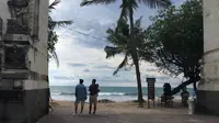 Potret Jumat, 1 Januari 2021 di Pantai Kuta, Bali, yang biasanya dipadati pelancong sepanjang tahun, kini tampak sepi karena dampak pandemi corona Covid-19. (Liputan6.com/Putu Elmira)