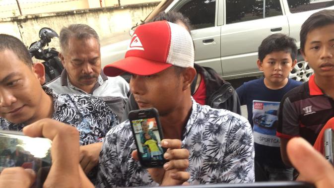 Tim Disaster Victim Identification (DVI) Polda Sumut menerima data ante mortem dari pihak keluarga korban kebakaran pabrik korek gas di Kabupaten Langkat. (Liputan6/Reza Efendi)