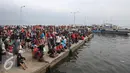 Warga yang akan berlibur tengah mengantri untuk menaiki kapal di Pelabuhan Kali Adem, Jakarta, Kamis (5/5). Ratusan masyarakat tersebut akan menikmati libur panjang di Kepulauan Seribu. (Liputan6.com/Angga Yuniar)