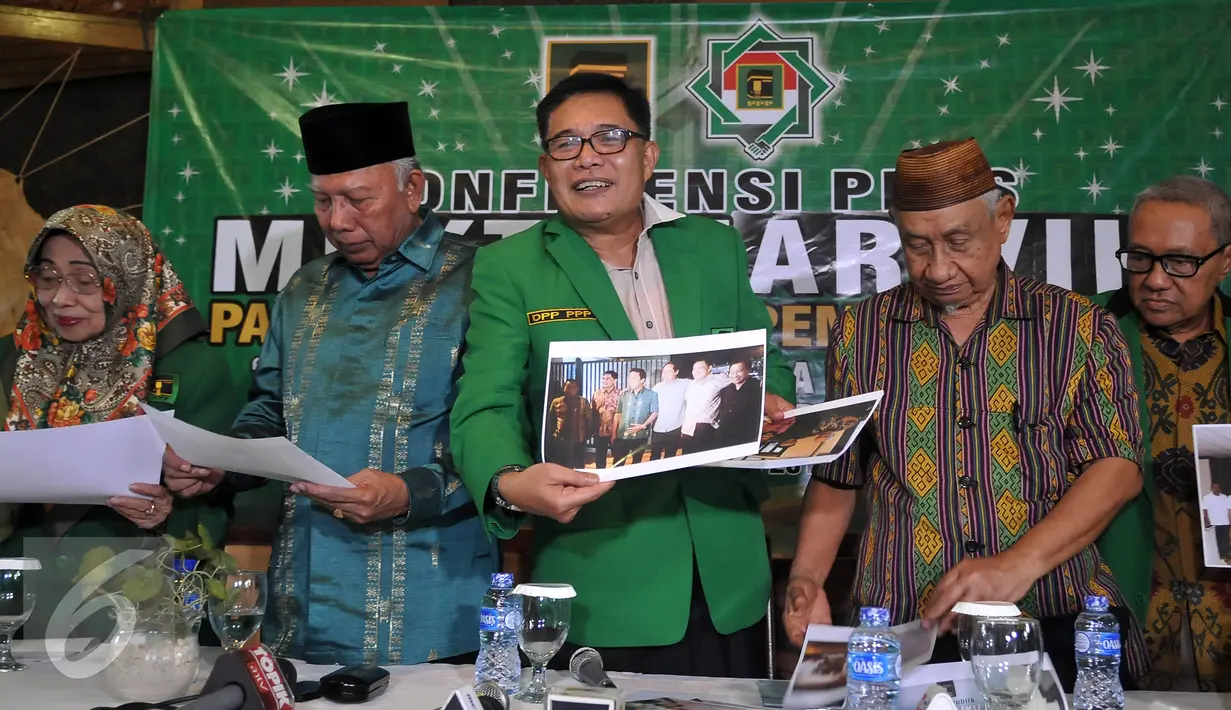 Wakil Ketua Umum PPP Emron Pangkapi (tengah) memperlihatkan sebuah gambar saat menggelar konferensi pers terkait pelaksanaan Muktamar Islah PPP, Jakarta, Kamis (31/3/2016). (Liputan6.com/ JohanTallo)