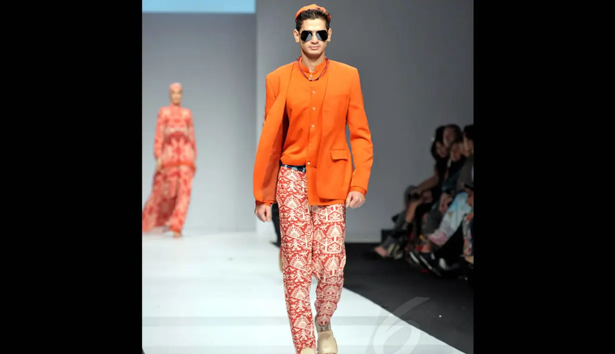 Kesan eksotis dari busana-busana pria karya Itang Yunasz dalam pagelaran Jakarta Fashion Week 2015 sangat kuat terasa, Minggu (2/11/2014). (Liputan6.com/Panji Diksana)