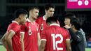 <p>Pemain Timnas Indonesia U-23, Ivar Jenner (kedua kiri) dan rekan-rekannya mendengarkan instruksi dari pelatih Shin Tae-yong (kedua kanan) saat laga Grup K Kualifikasi Piala Asia U-23 2024 melawan Turkmenistan di Stadion Manahan, Solo, Selasa (12/9/2023). Ivar mengaku bahwa golnya ke gawang Turkmenistan dipersembahkan untuk tim, pelatih, dan juga masyarakat Indonesia. (Bola.com/Arief Bagus)</p>