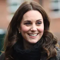 Kate Middleton tersenyum saat mengunjungi Dasar Robin Hood di London, Inggris (29/11). Kate Middleton tampil cantik mengenakan jaket berwarna cokelat dengan rambut terurai. (AFP Photo/Pool/Eddie Mulholland)