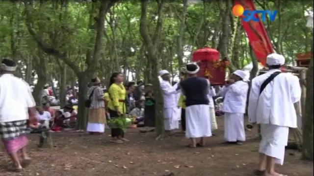 Lumajang menjadi tempat digelarnya upacara Melasti, bagi ratusan umat Hindu yang berasal dari Tengger, lereng Gunung Semeru.