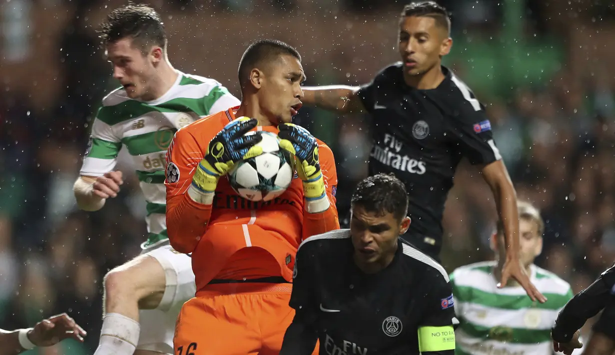 Kiper Paris Saint-Germain, Alphonse Areola mengamankan bola dari kejaran pemain Celtic pada laga grup B Liga Champions di Celtic Park stadium, Glasgow (12/9/2017). PSG menang 5-0. (Andrew Milligan/PA via AP)