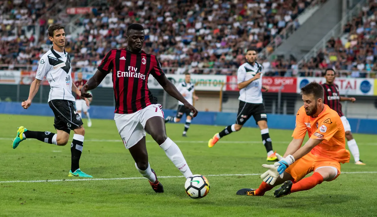 Striker AC Milan, Mbaye Niang, berusaha membobol gawang Lugano pada laga pramusim di Stadion Cornaredo, Lugano, Selasa (11/7/2017). AC Milan menang 4-0 atas FC Lugano. (EPA/Gabriele Putzu)