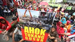 Massa membawa poster bertuliskan 'Ahok Tukang Gusur' saat unjuk rasa di kantor DPP PDIP, Jakarta, Rabu (7/9). Mereka meminta PDIP tidak mengusung Ahok pada Pilgub DKI, namun mengajukan Wali Kota Surabaya Tri Rismaharini. (Liputan6.com/Immanuel Antonius)