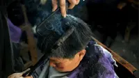 Berani potong rambut menggunakan penjepit logam panas?