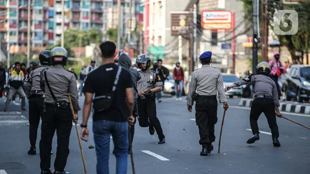 FOTO: Massa Bentrok dengan Polisi di Pejompongan