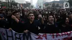 Mahasiswa Universitas Trisakti melakukan aksi unjuk rasa di sekitar Kawasan Patung Arjuna Wijaya atau Patung Kuda, Jakarta, Kamis (12/5/2022). Mereka menuntut penyelesaian kasus pelanggaran HAM yang terjadi saat aksi reformasi 1998. (Liputan6.com/Helmi Fithriansyah)