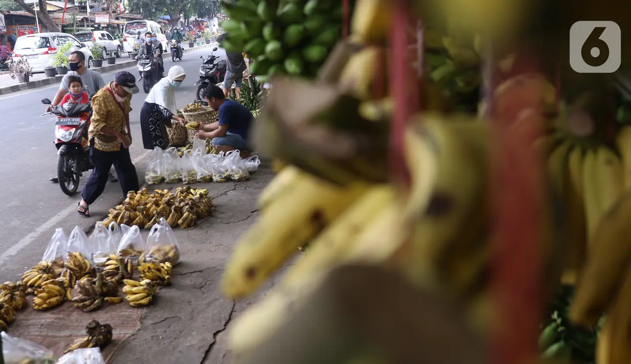 Aktivitas jual beli pisang di Pasar Lembang, Tangerang, Sabtu (3/10/2020). Biasanya pisang yang dijual di pasar itu banyak dibeli dalam jumlah besar untuk acara hajatan, namun di saat pandemi COVID-19 kegiatan keramaian dilarang. (Liputan6.com/Angga Yuniar)