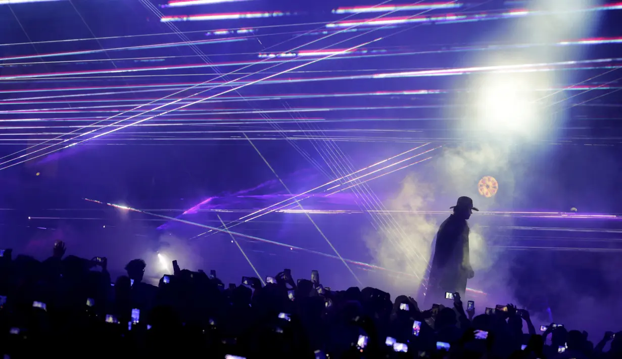 Bintang World Wrestling Entertainment, The Undertaker, disambut oleh para penggemar selama WWE Super ShowDown di Riyadh, Arab Saudi, Kamis (27/2/2020). (AP Photo/Amr Nabil)