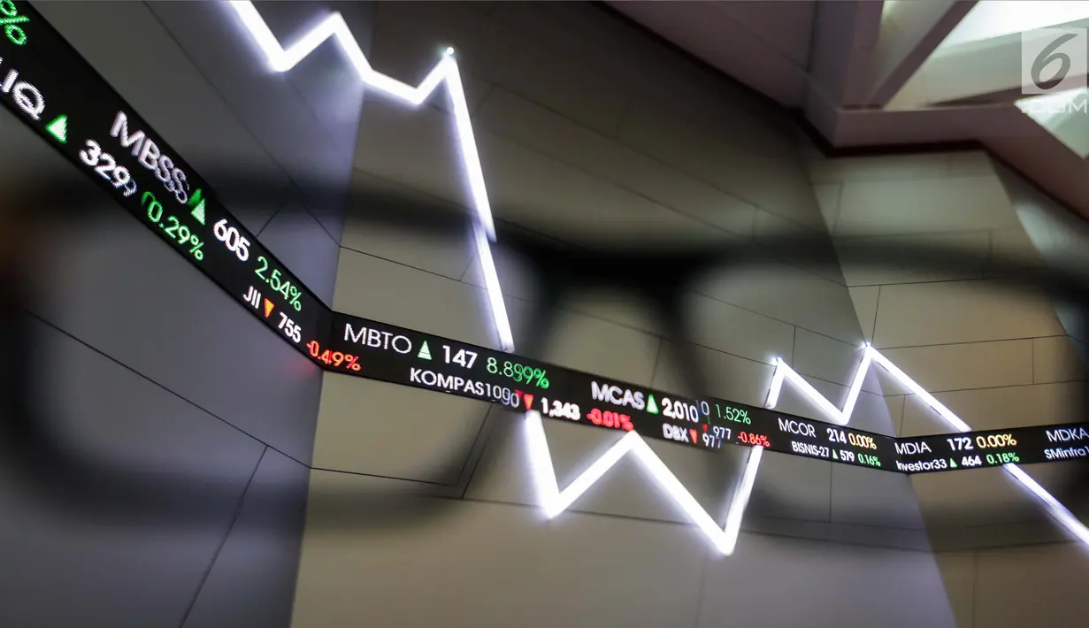 Suasana pergerakan perdagangan saham perdana tahun 2018 di Bursa Efek Indonesia, Jakarta, Selasa (2/1). Perdagangan bursa saham 2018 dibuka pada level 6.366 poin, angka tersebut naik 11 poin. (Liputan6.com/Faizal Fanani)